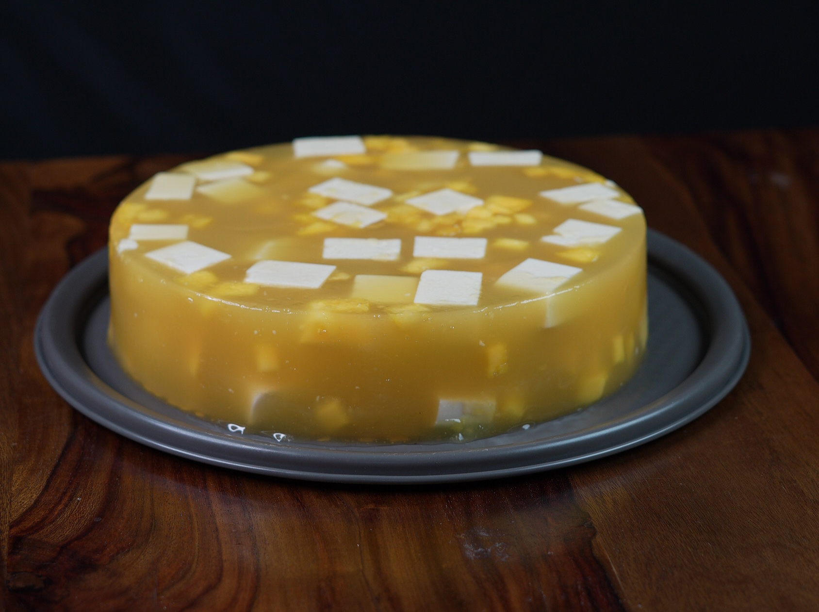 Mango jelly cake